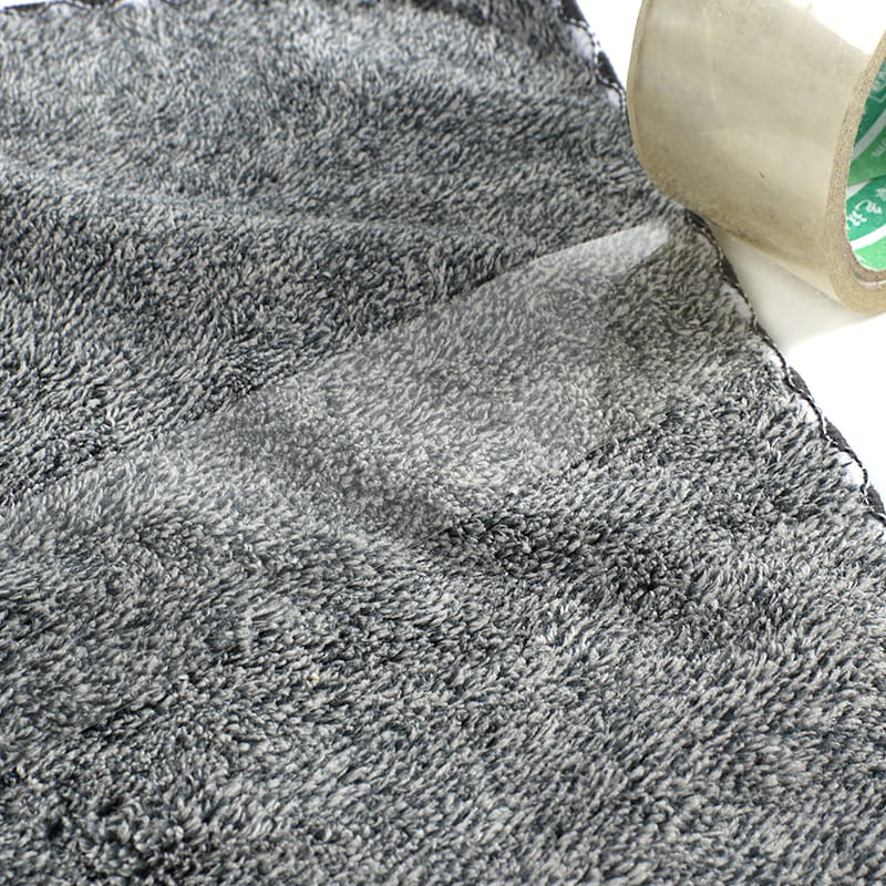 ¿Cómo evitar que las pelusas o fibras de las toallas de lavado de autos se peguen a la superficie del vehículo durante el proceso de secado?